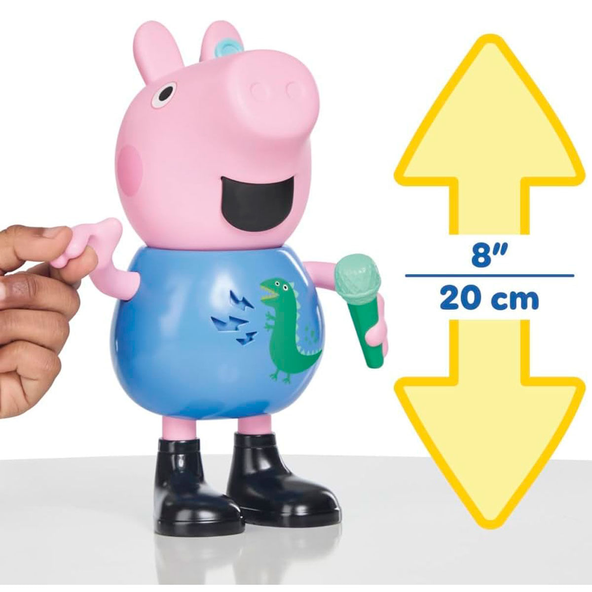 Figura de Peppa Pig con micrófono, camisa azul, estampado de dinosaurio verde, botas negras.