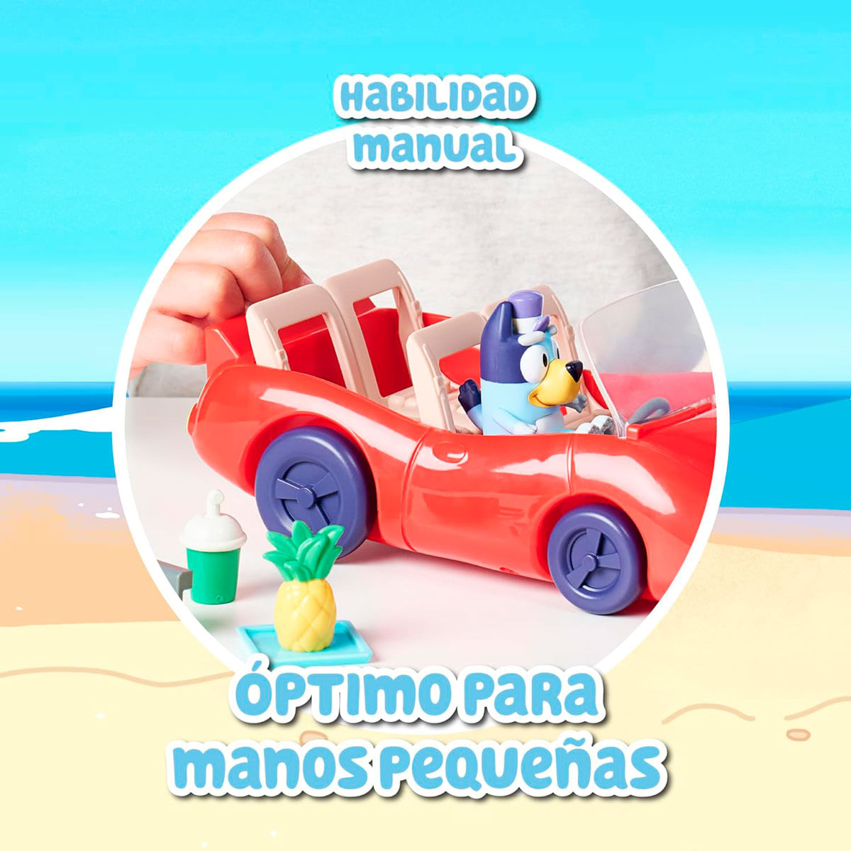 Un perro se sienta en un coche de juguete rojo con accesorios de piña y bebida en la playa.