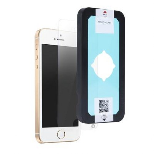 Uno smartphone dorato con una protezione per lo schermo accanto.