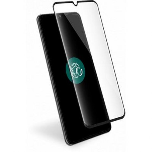 Uno smartphone con una protezione per lo schermo appoggiata sopra.