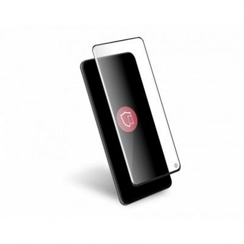 Una pellicola protettiva trasparente giace su uno smartphone nero con logo scudo rosso.