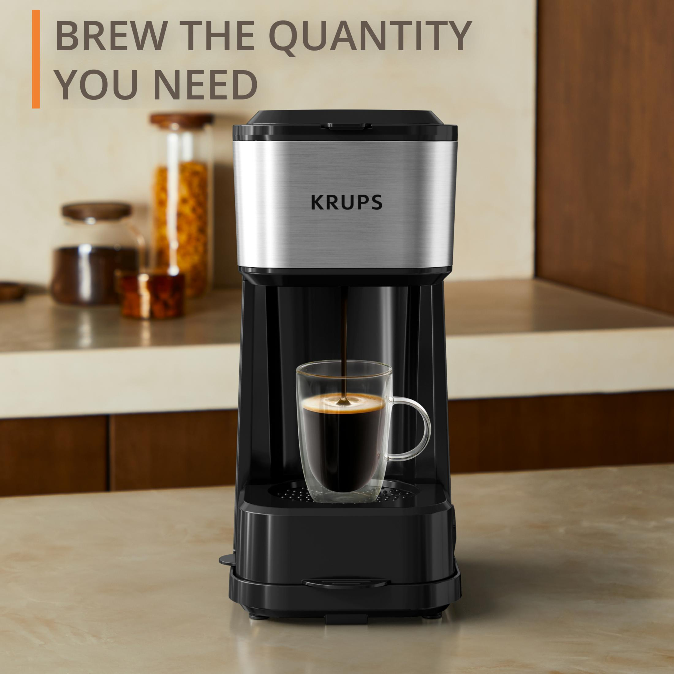 Macchina da caffè Krups che prepara caffè in una tazza di vetro sul bancone. Testo: Prepara la quantità necessaria.