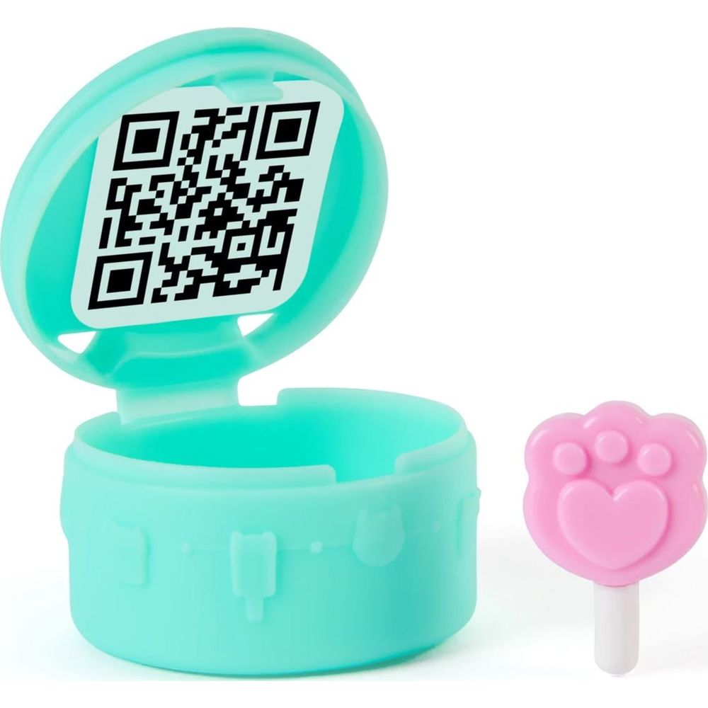 Funda turquesa abierta con código QR y un sello rosa en forma de pata con corazón.