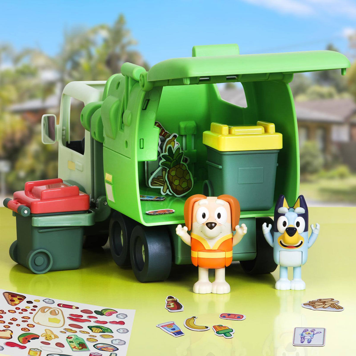 Camión de basura de juguete con figuras de Bluey y Bingo, cubos y pegatinas.