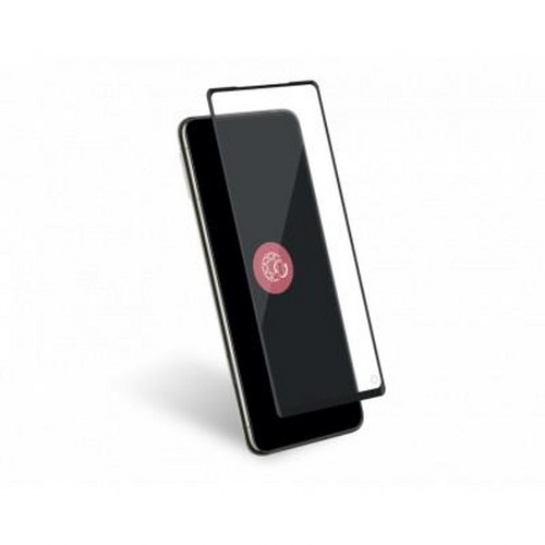 Uno smartphone nero con pellicola protettiva che mostra un segno rosso. Sfondo bianco.