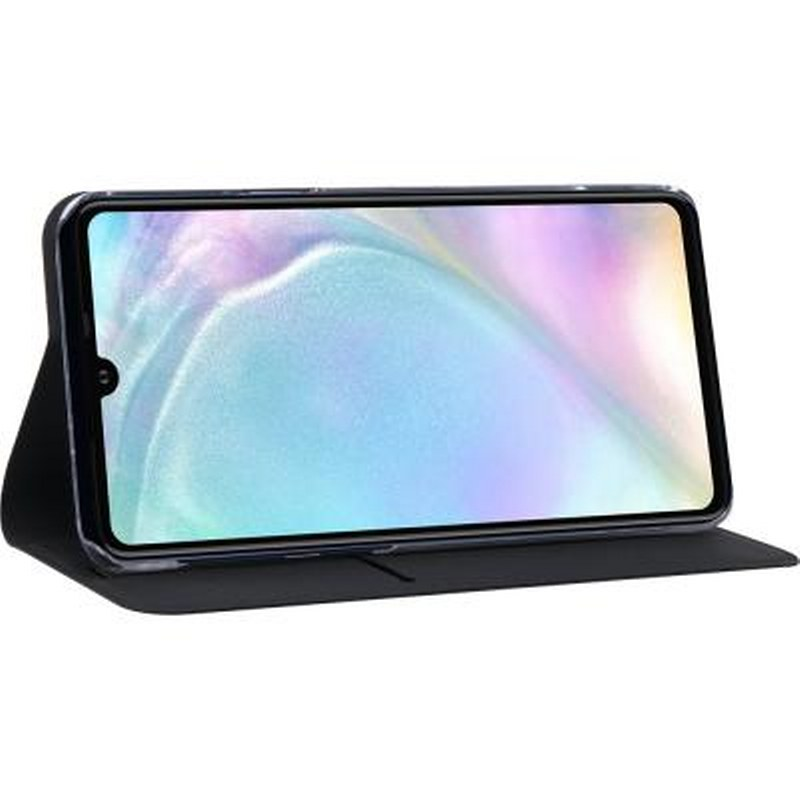 Uno smartphone nero poggia su un supporto a libro nero, lo schermo mostra un design sfumato.