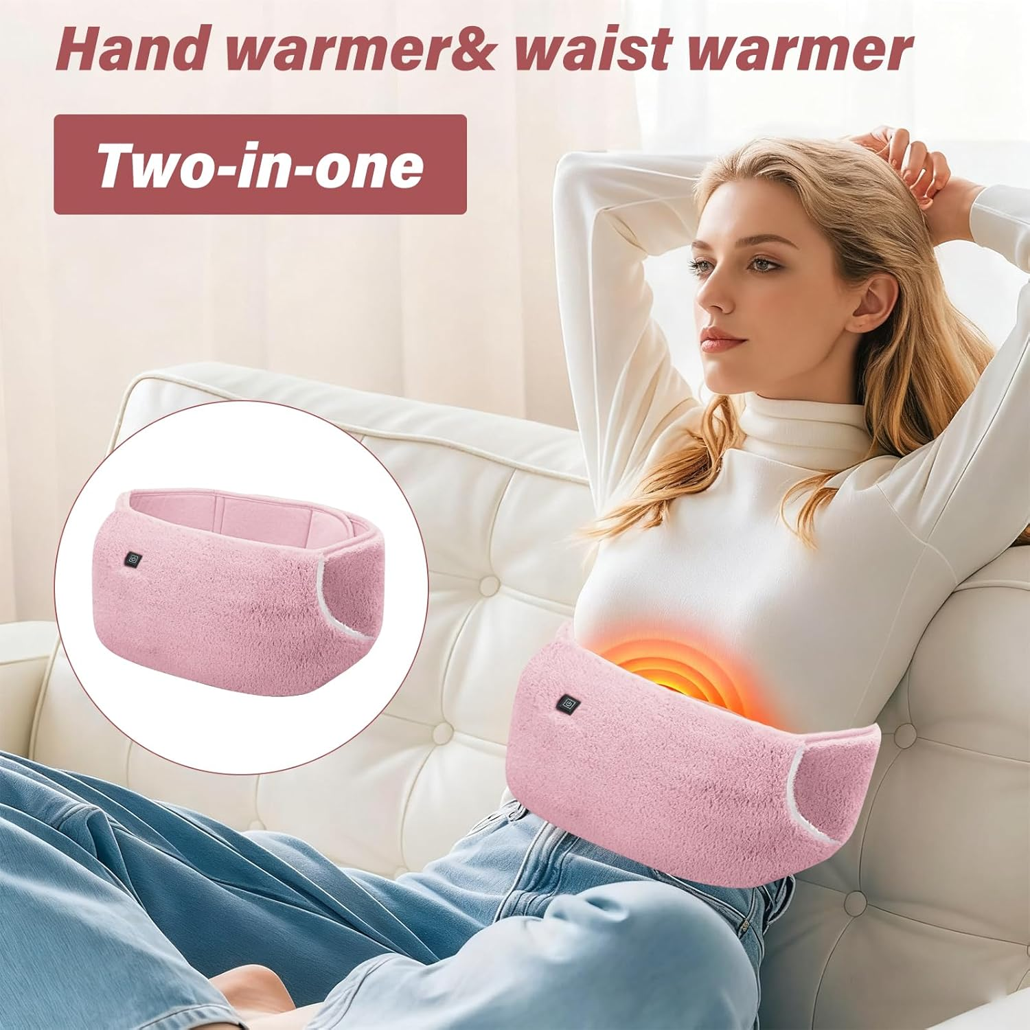 Eine Frau sitzt auf einem Sofa und trägt einen rosa Taillenwärmer mit Heizfunktion.