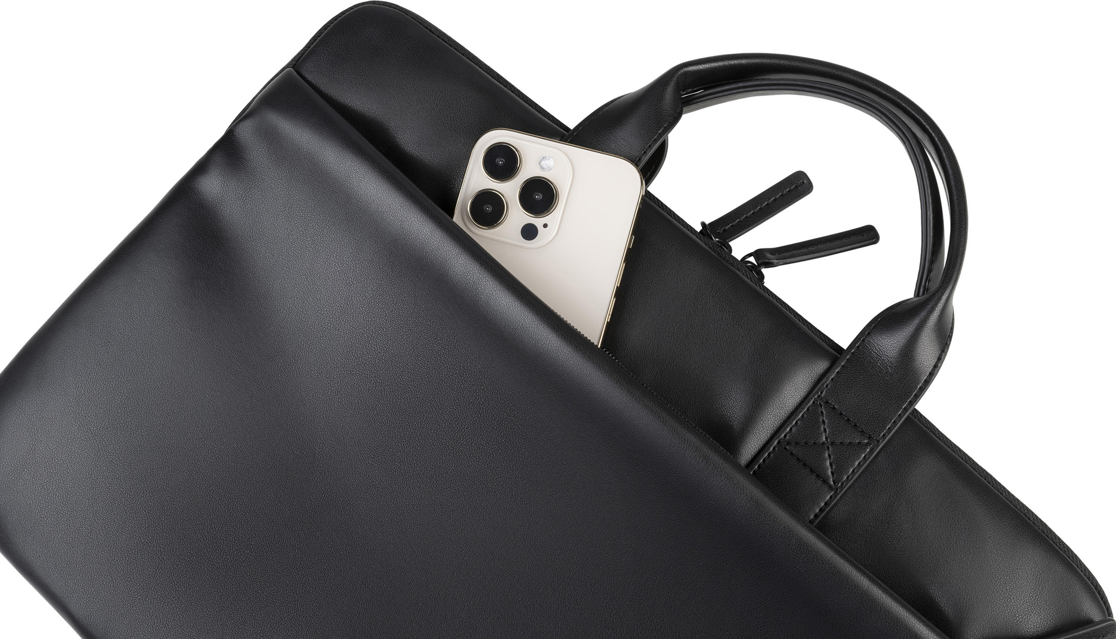 Uno smartphone di colore chiaro è infilato in una borsa di pelle nera.