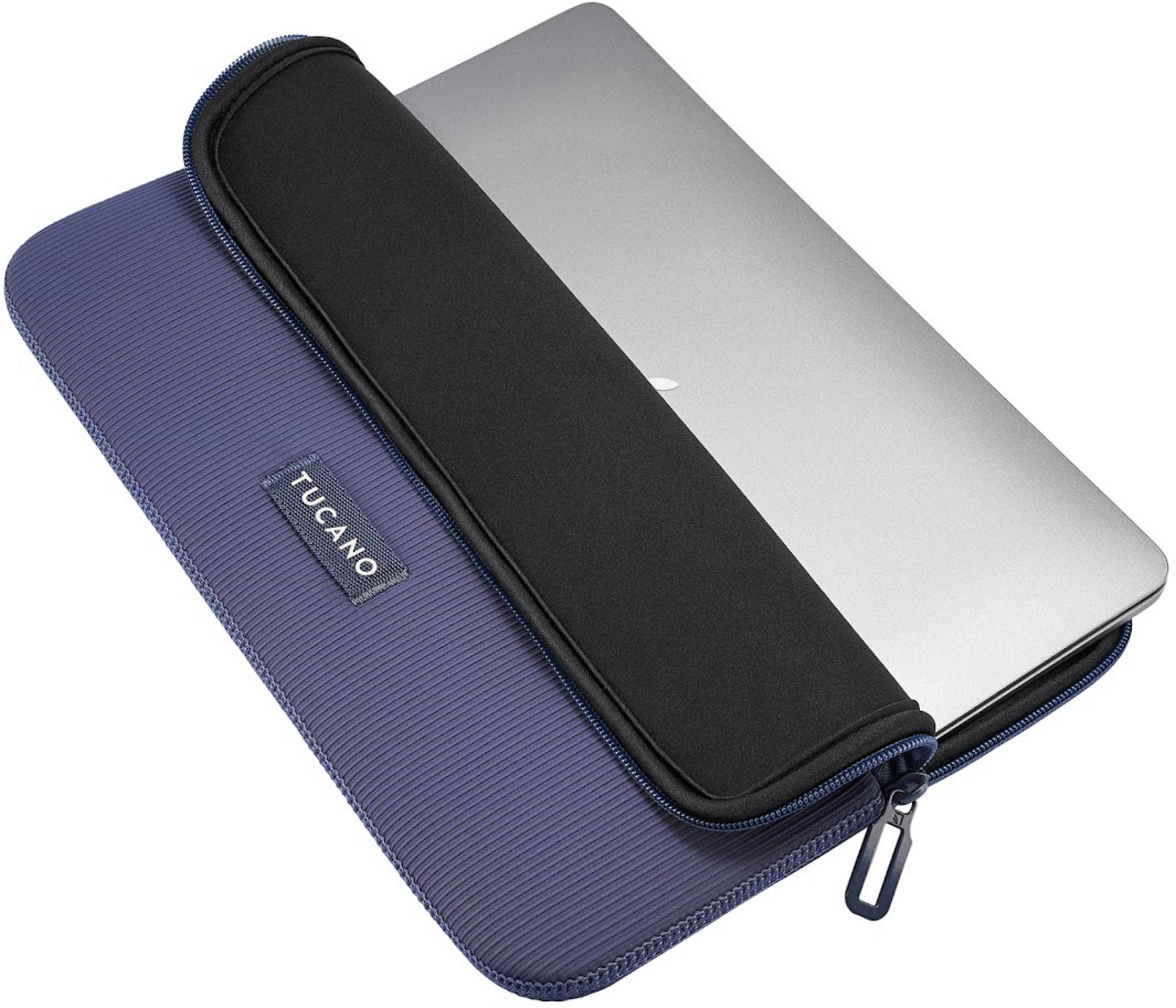 Laptop argentato dentro una custodia Tucano blu scuro con cerniera.