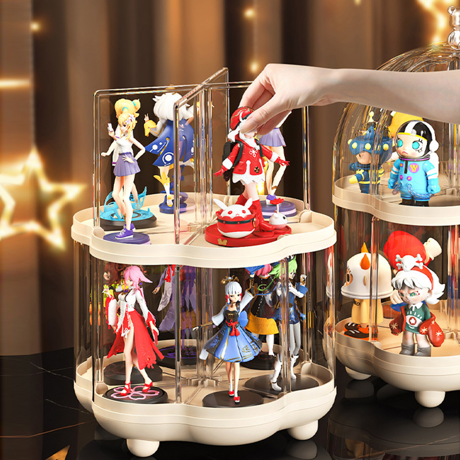 Mehrere Anime-Figuren in runden, transparenten Vitrinen auf einem dunklen Tisch.