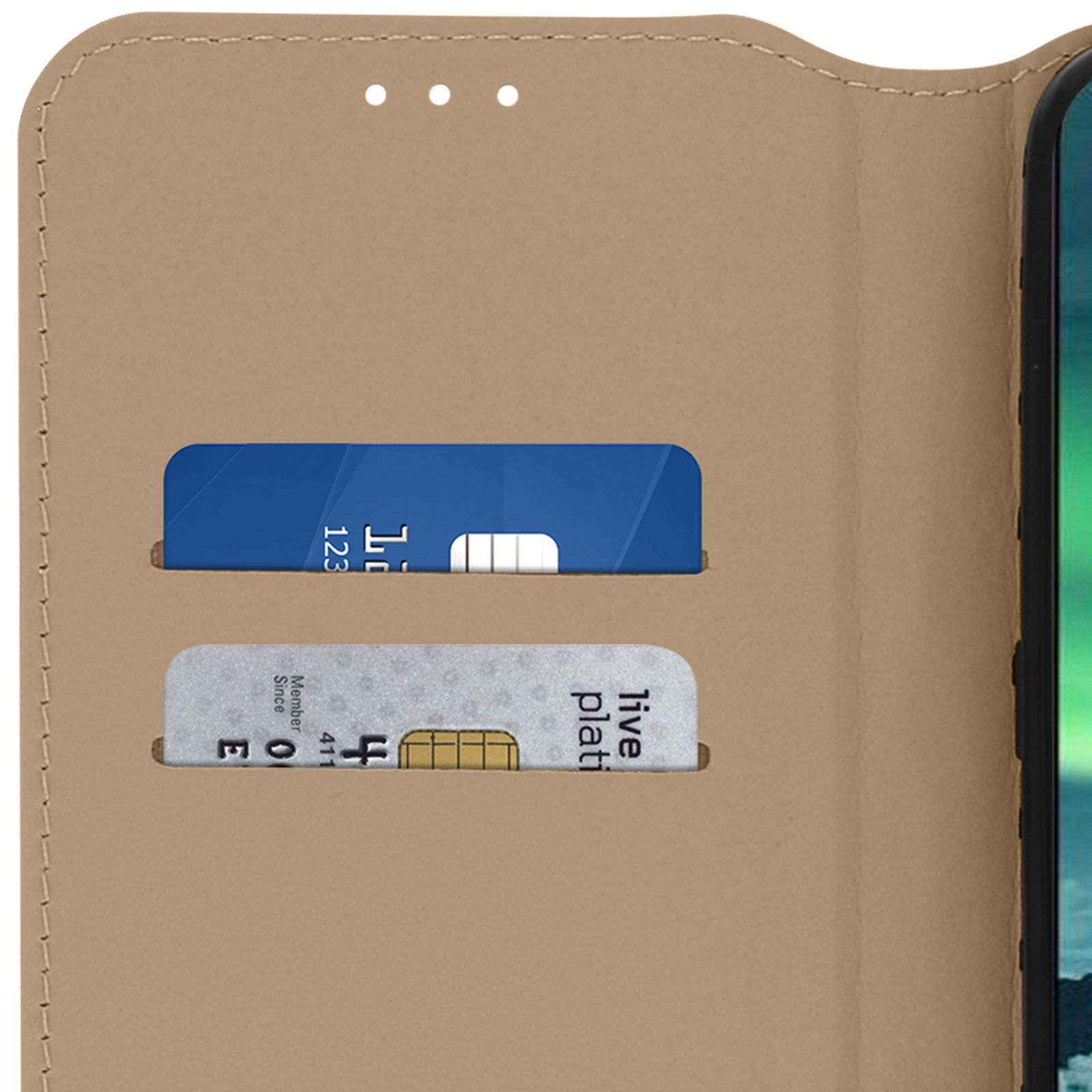 Custodia per telefono marrone con slot per carte, mostra carte blu e argentate.