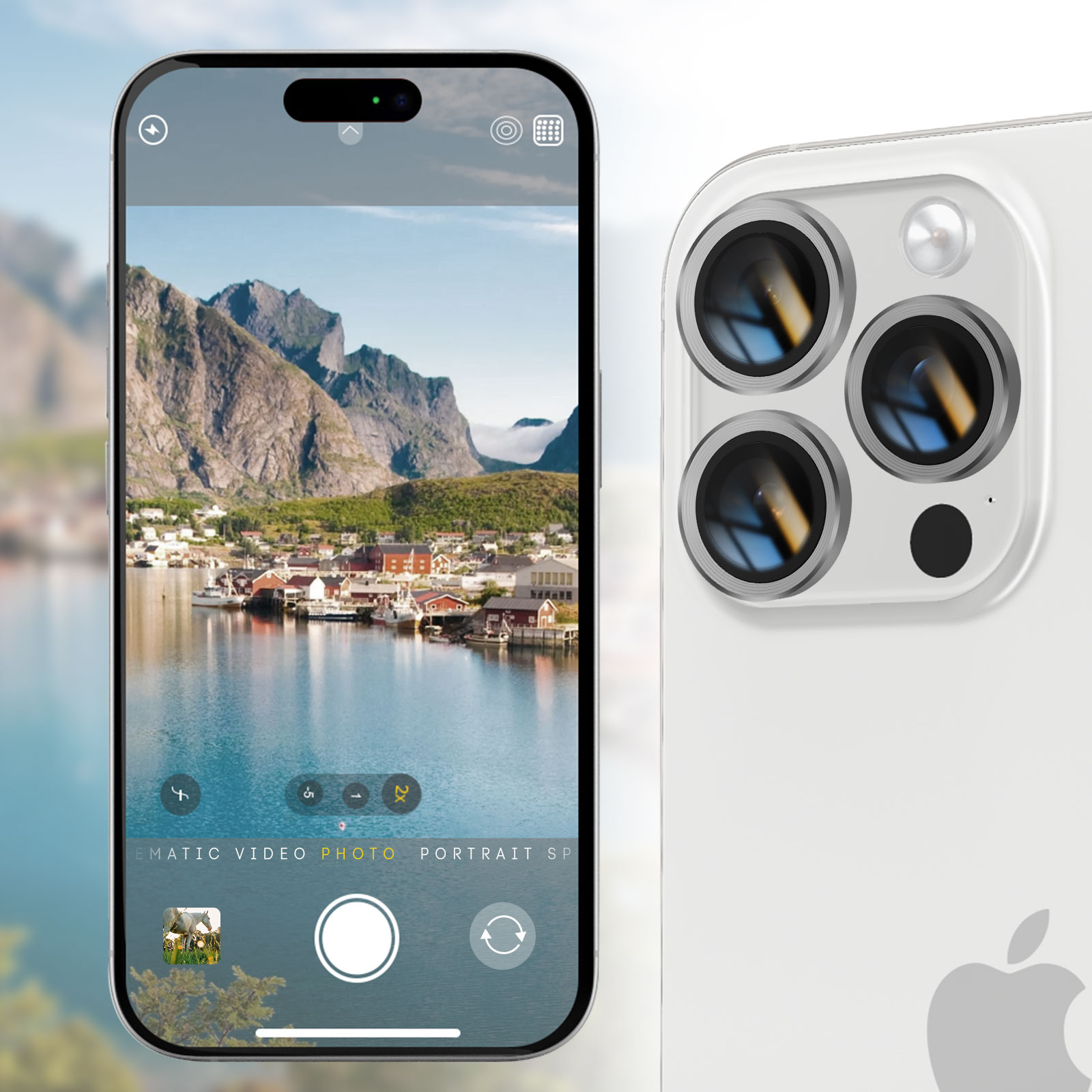 Smartphone muestra interfaz de cámara con pueblo y montañas. Triple cámara en la parte trasera.