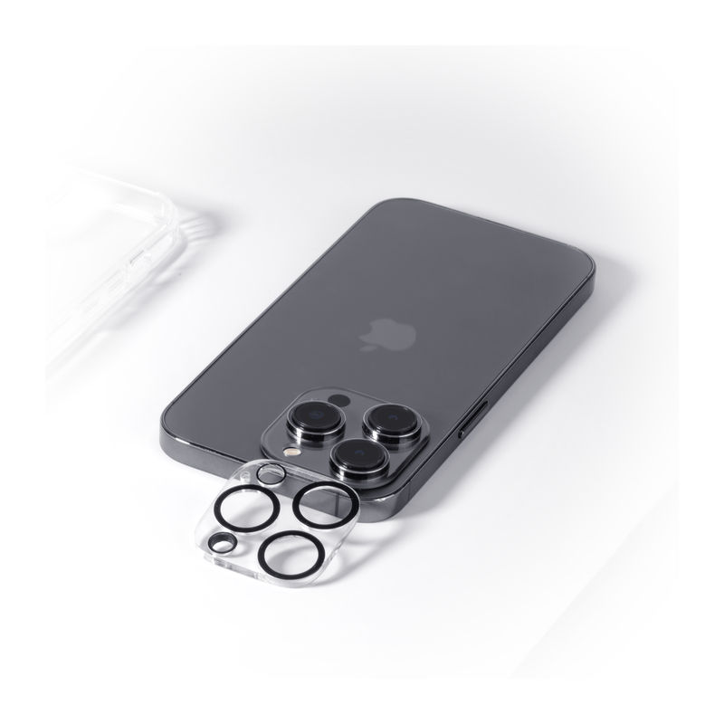 Smartphone grigio scuro con protezione fotocamera e custodia su sfondo bianco.