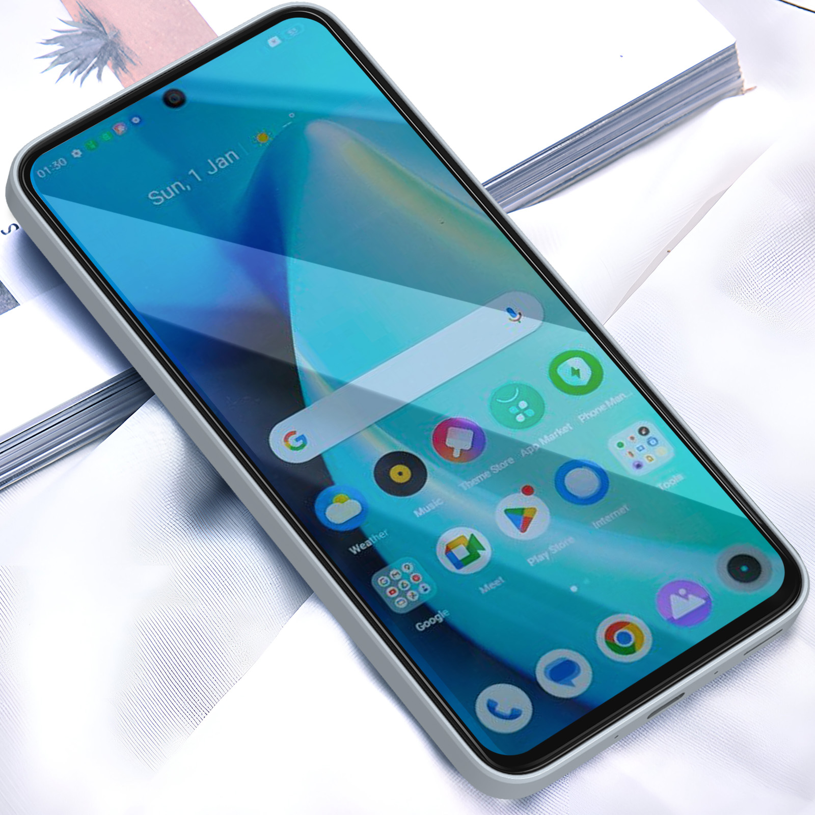 Uno smartphone con sfondo blu poggia su una pila di fogli bianchi.