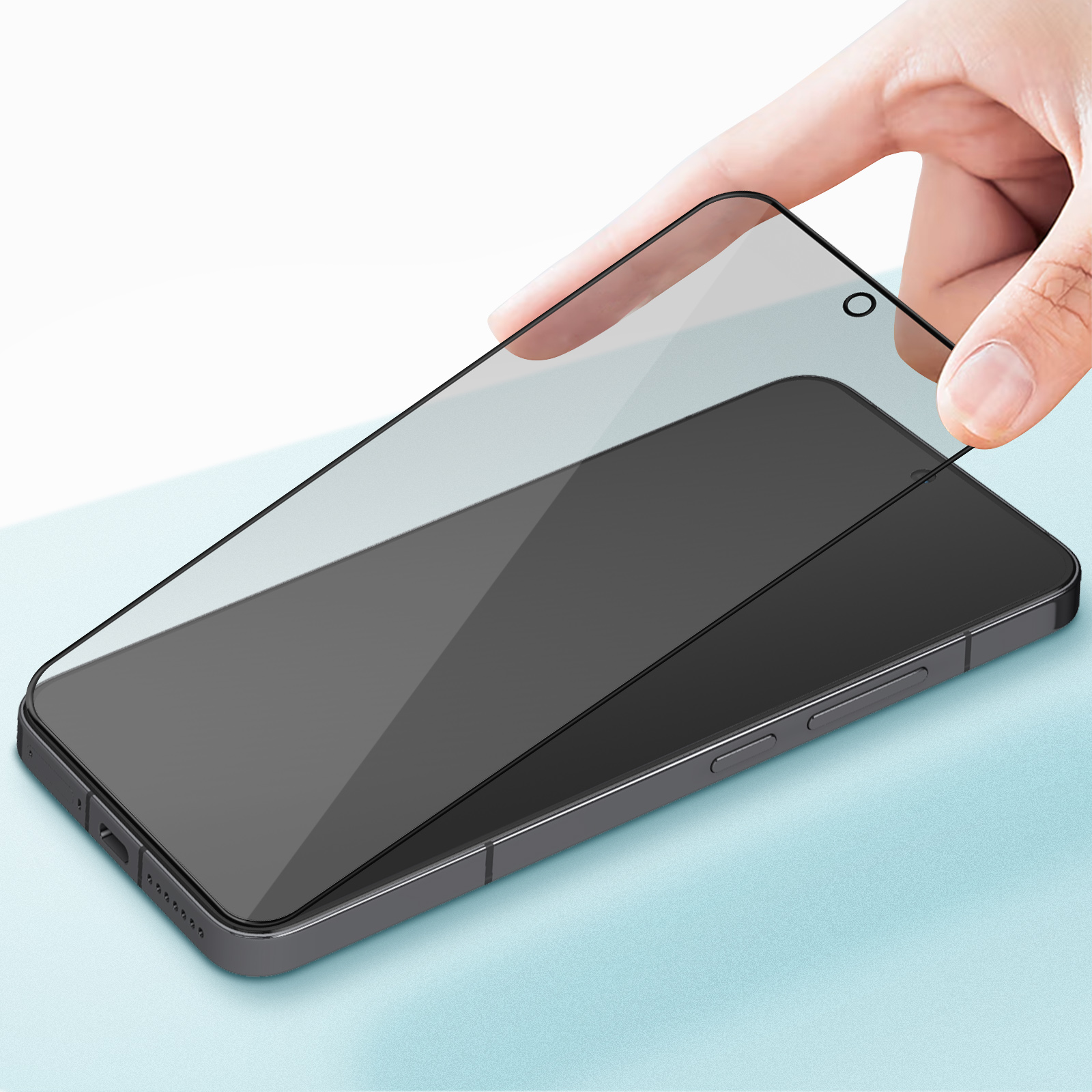 Una mano posiziona una protezione schermo trasparente su uno smartphone scuro.