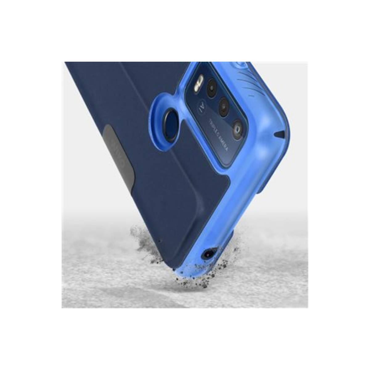 Una custodia blu per telefono con tripla fotocamera su una superficie grigia e polverosa.
