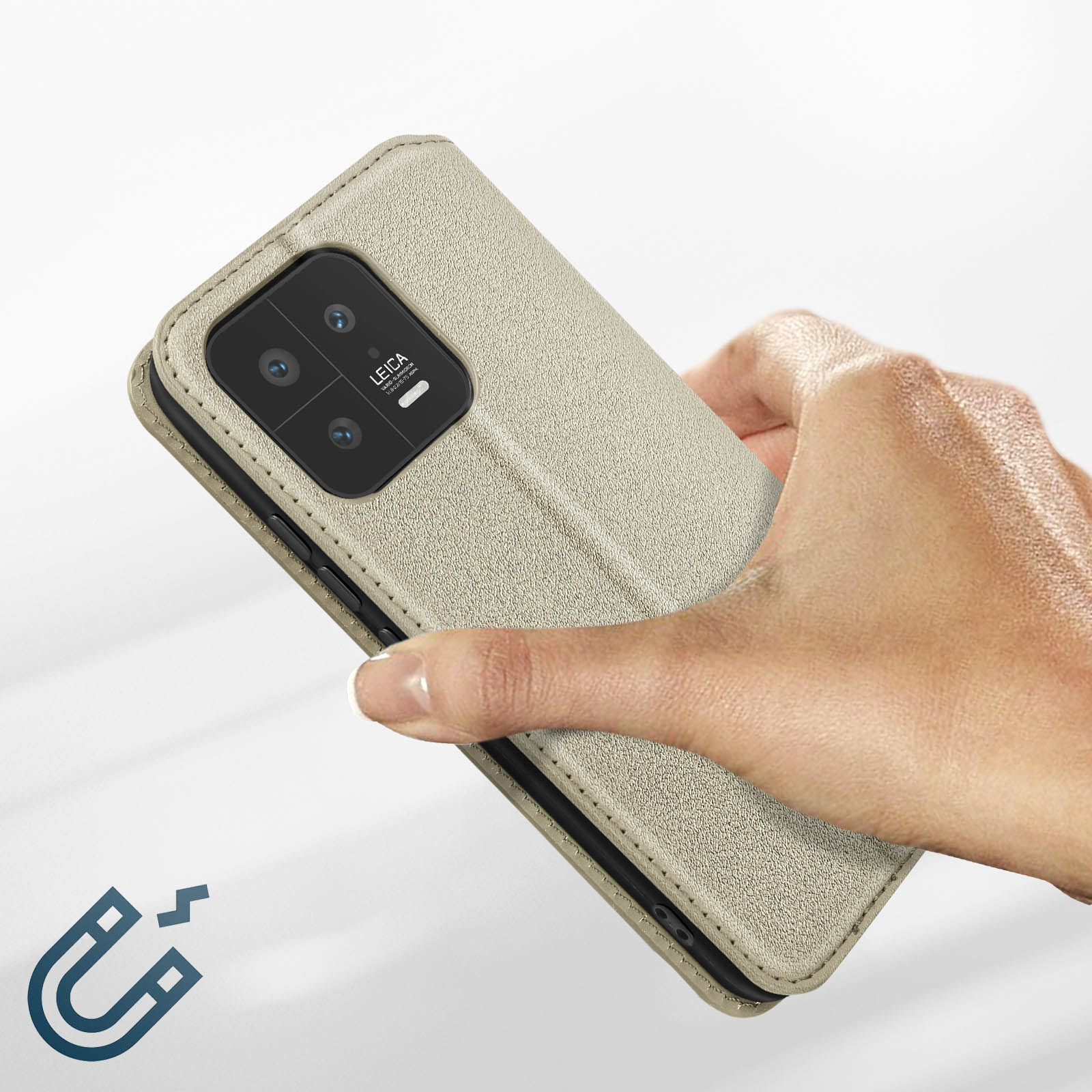 Eine Hand hält ein beige Handyhülle mit Leica-Kamera, Magnet-Symbol.