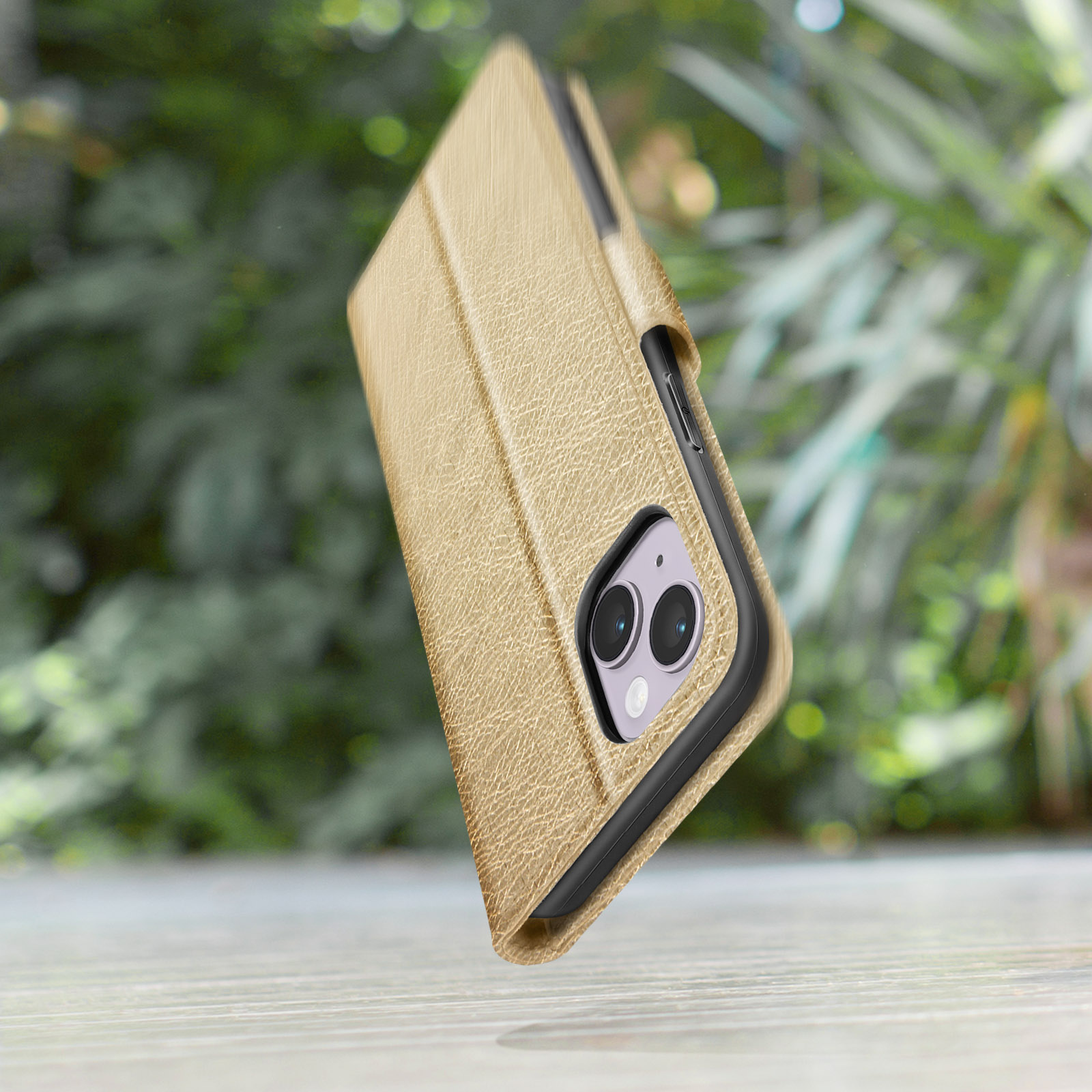 Una custodia per telefono color cuoio con due fotocamere su un tavolo di legno.