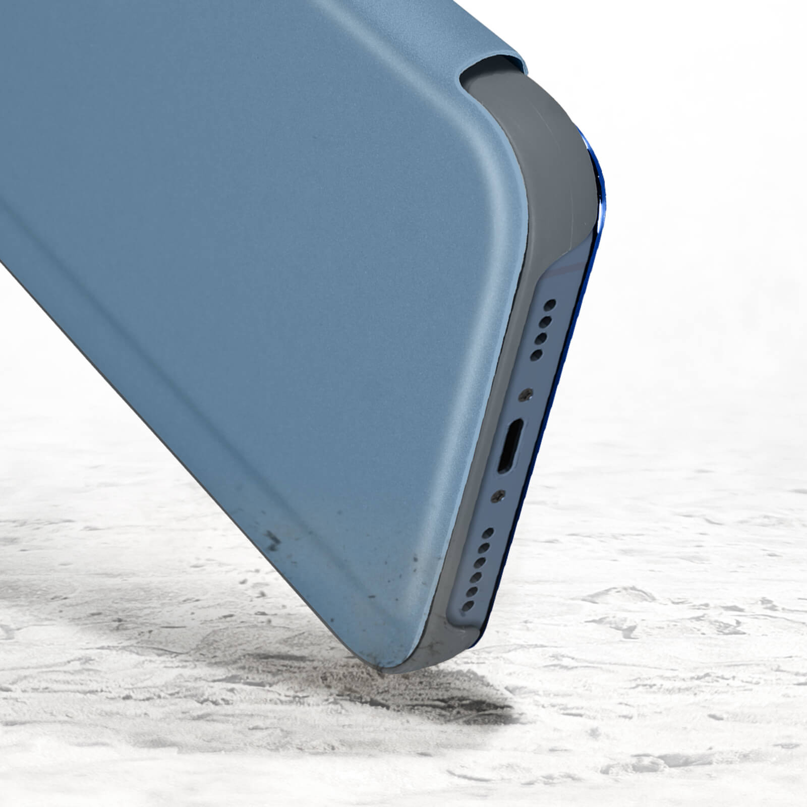 Bordo di una custodia per telefono blu con porta di ricarica e fori per altoparlanti.