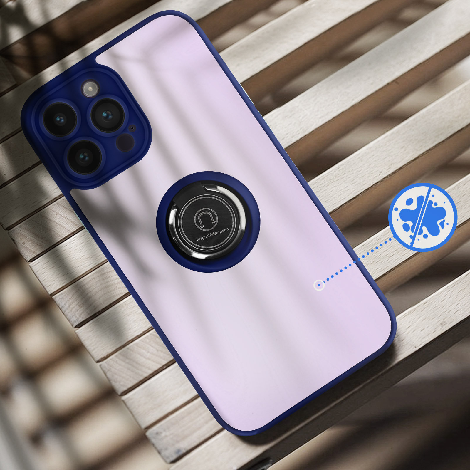 Ein lilafarbenes Handy mit blauer Hülle und Ringhalterung auf Holz.