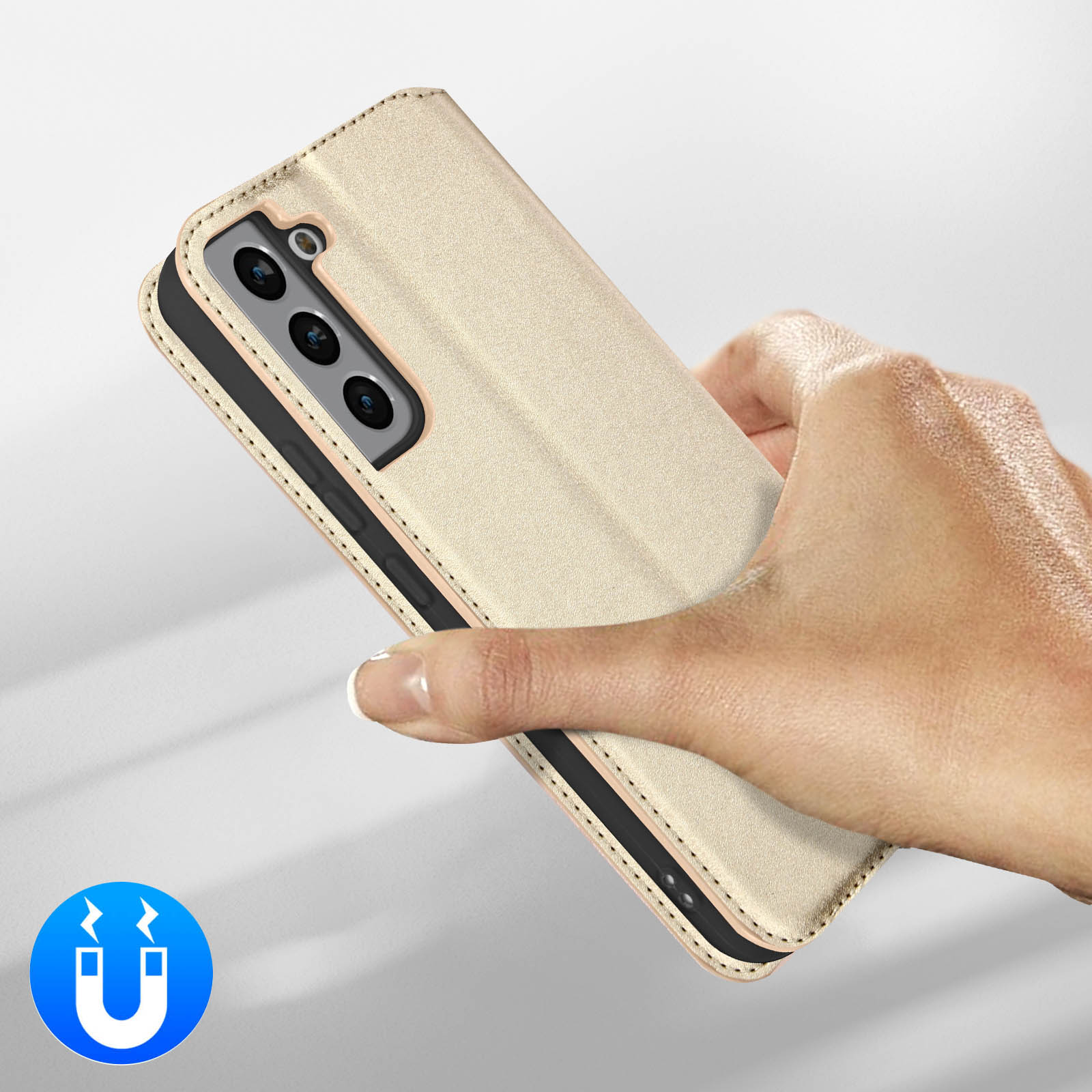 Una mano tiene una custodia per telefono color crema con icona magnetica.