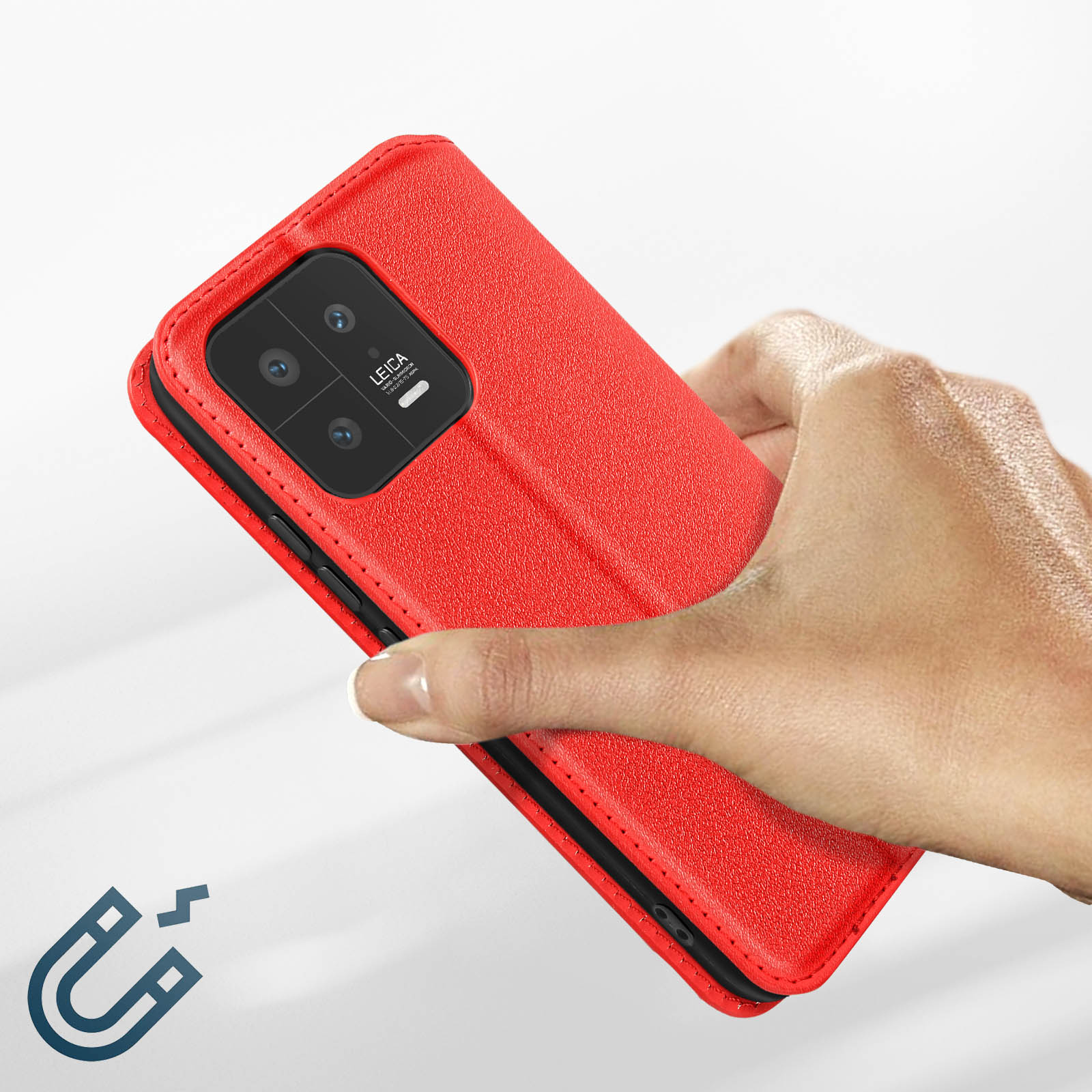 Custodia rossa per telefono con tre fotocamere e icona magnete argento.