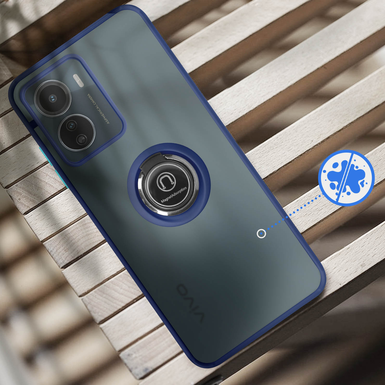 Telefono grigio con custodia blu, anello porta anelli e fotocamera su superficie in legno.