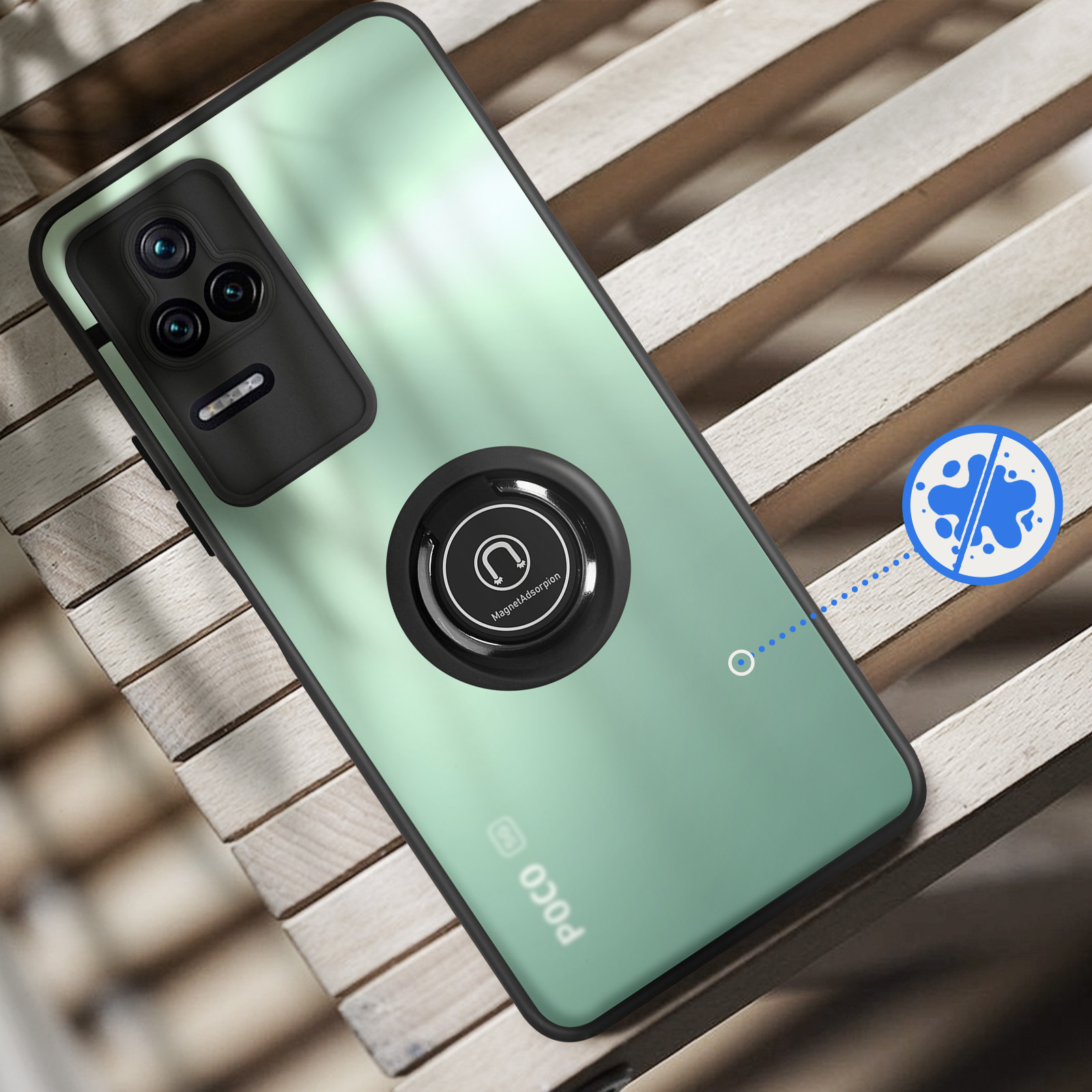 Un telefono verde con anello porta telefono su sfondo legno.
