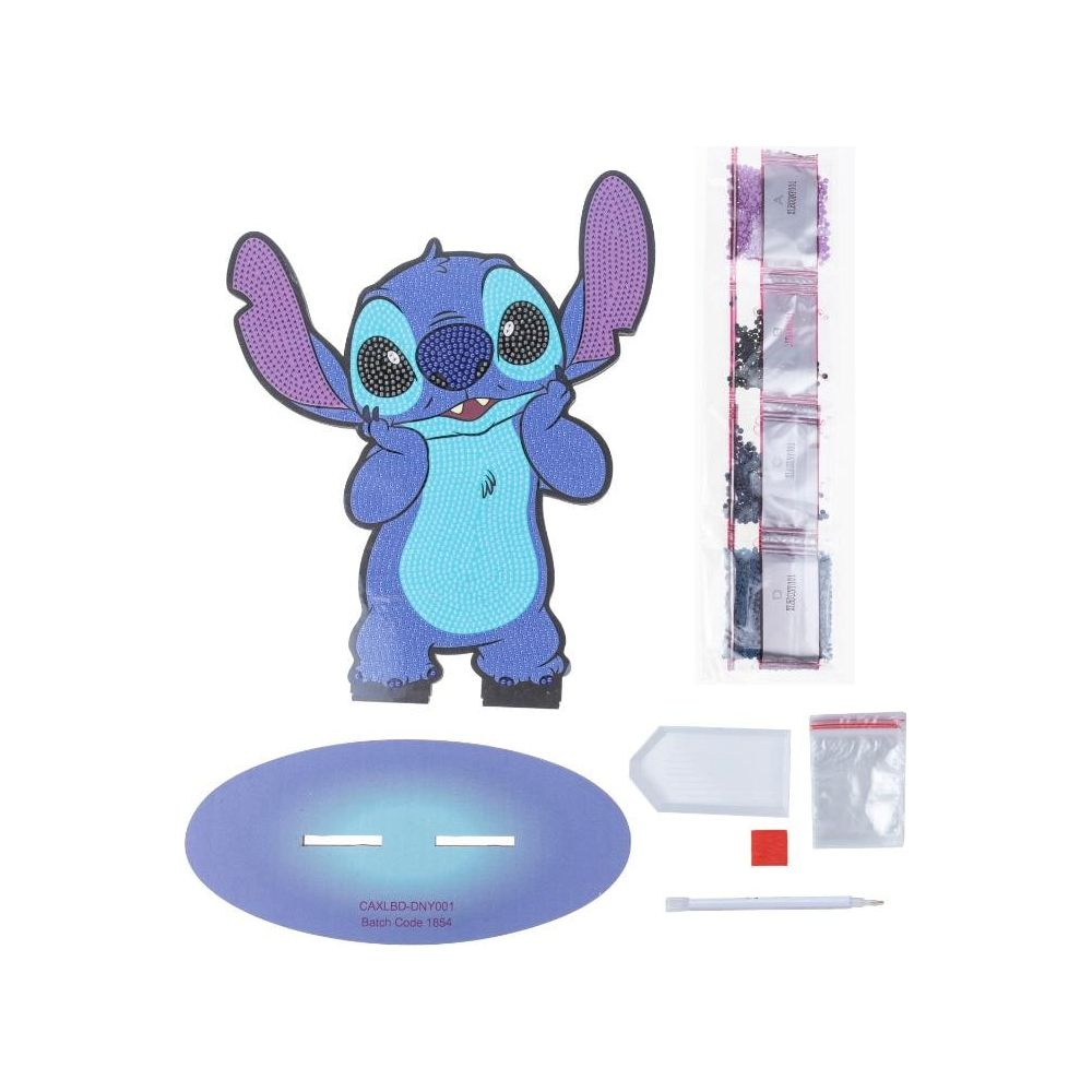 Una pintura de diamantes azul de Stitch con accesorios sobre fondo blanco.