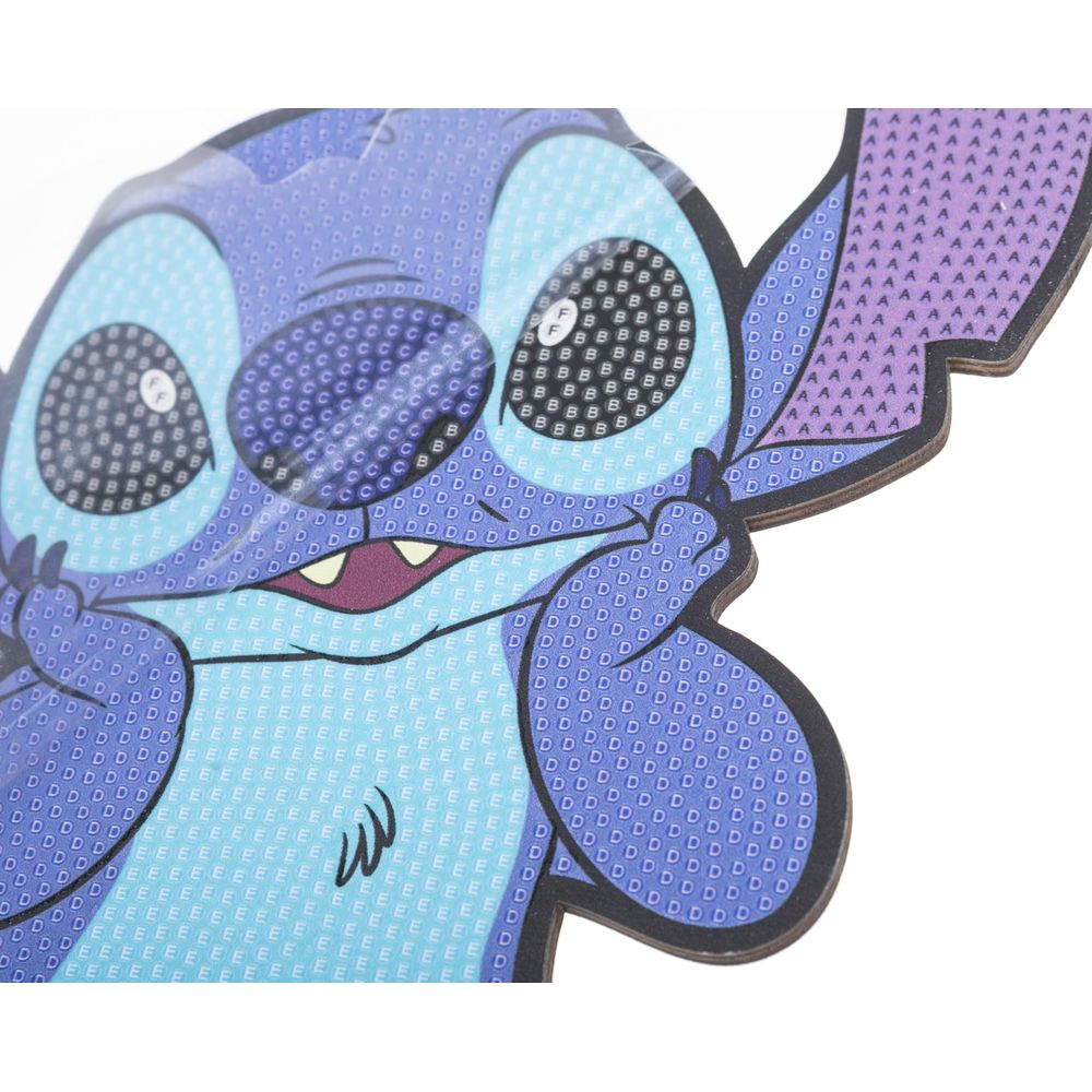Personaje azul de Stitch de pintura de diamantes con ojos grandes y orejas moradas.