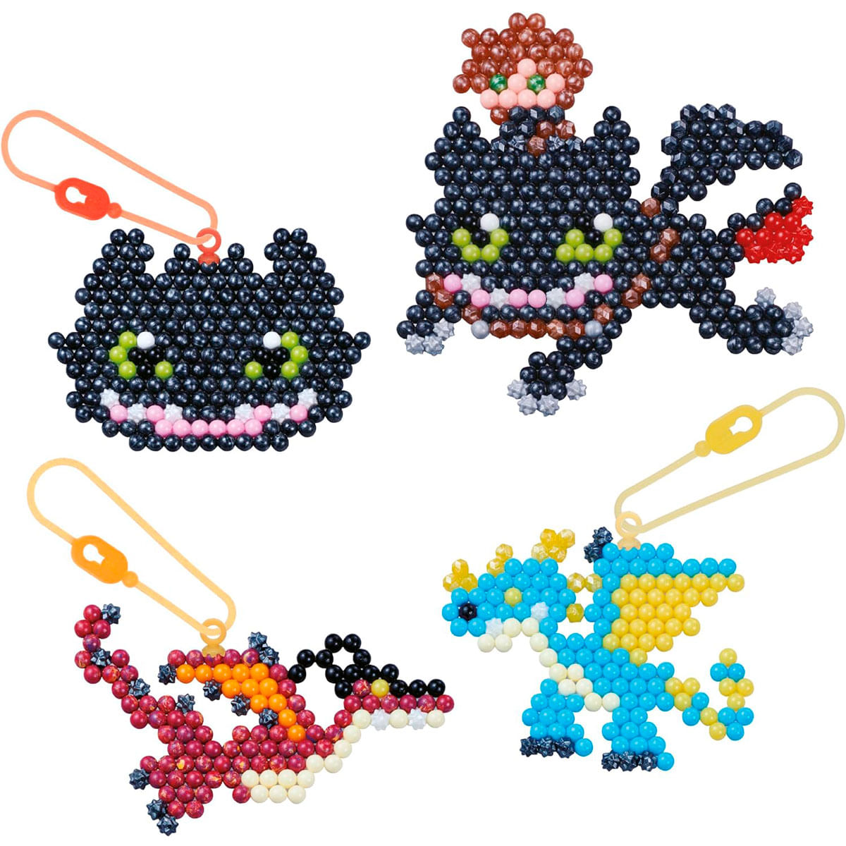 Cuatro amuletos de cuentas: gato negro, dragón con jinete, dragón rojo y azul.