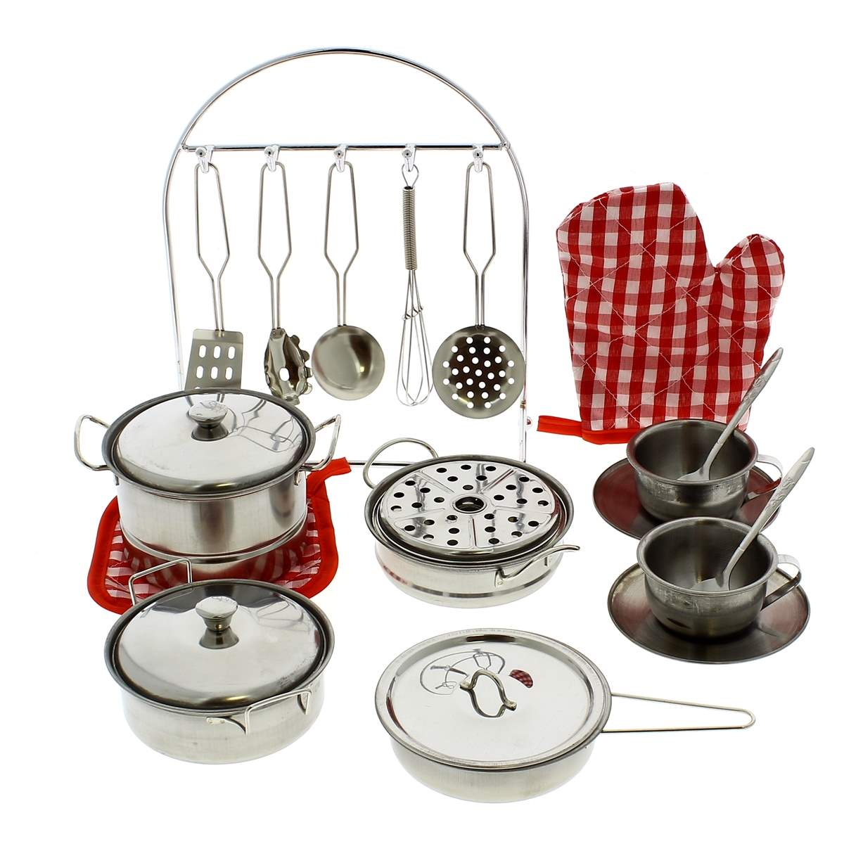 Utensilios de cocina de juguete: ollas, sartenes, cucharones, un batidor y un guante de horno.