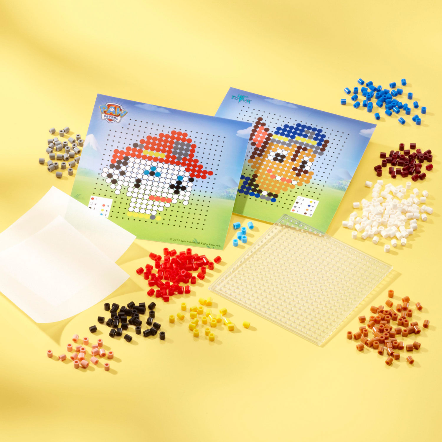 Kits de arte con cuentas de Paw Patrol con cuentas de varios colores y tableros.