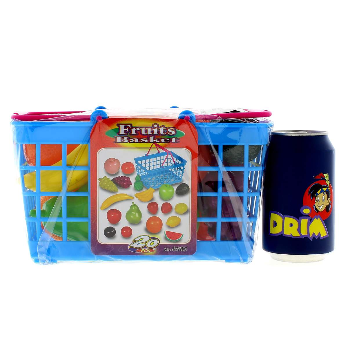 Una cesta de frutas de juguete azul llena de frutas de plástico, junto a una lata de bebida azul.