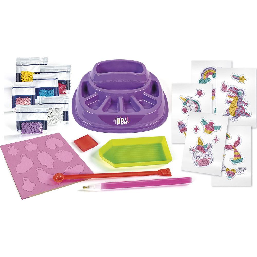 Kit de manualidades con cuentas de colores, herramientas y pegatinas.