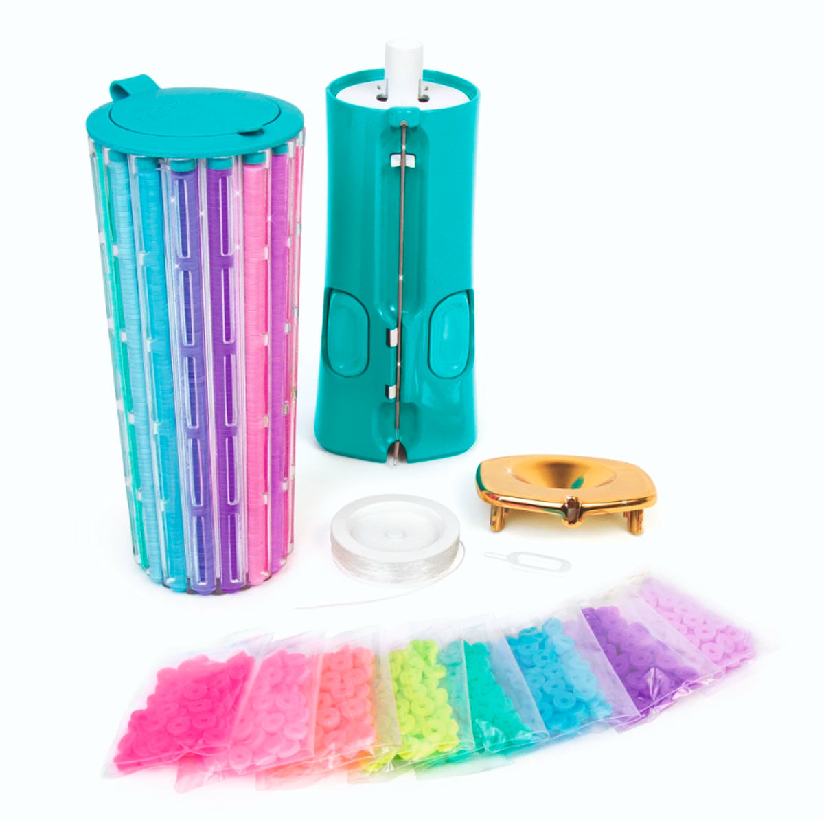 Kit de manualidades colorido con cuentas, hilo y herramientas sobre fondo blanco.