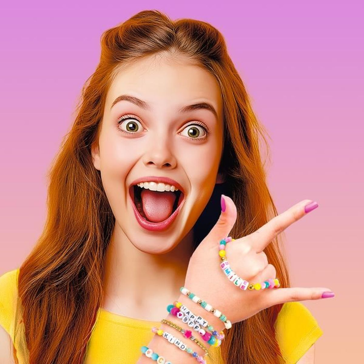 Una chica de pelo rojo lleva un top amarillo y pulseras coloridas. Sonríe.