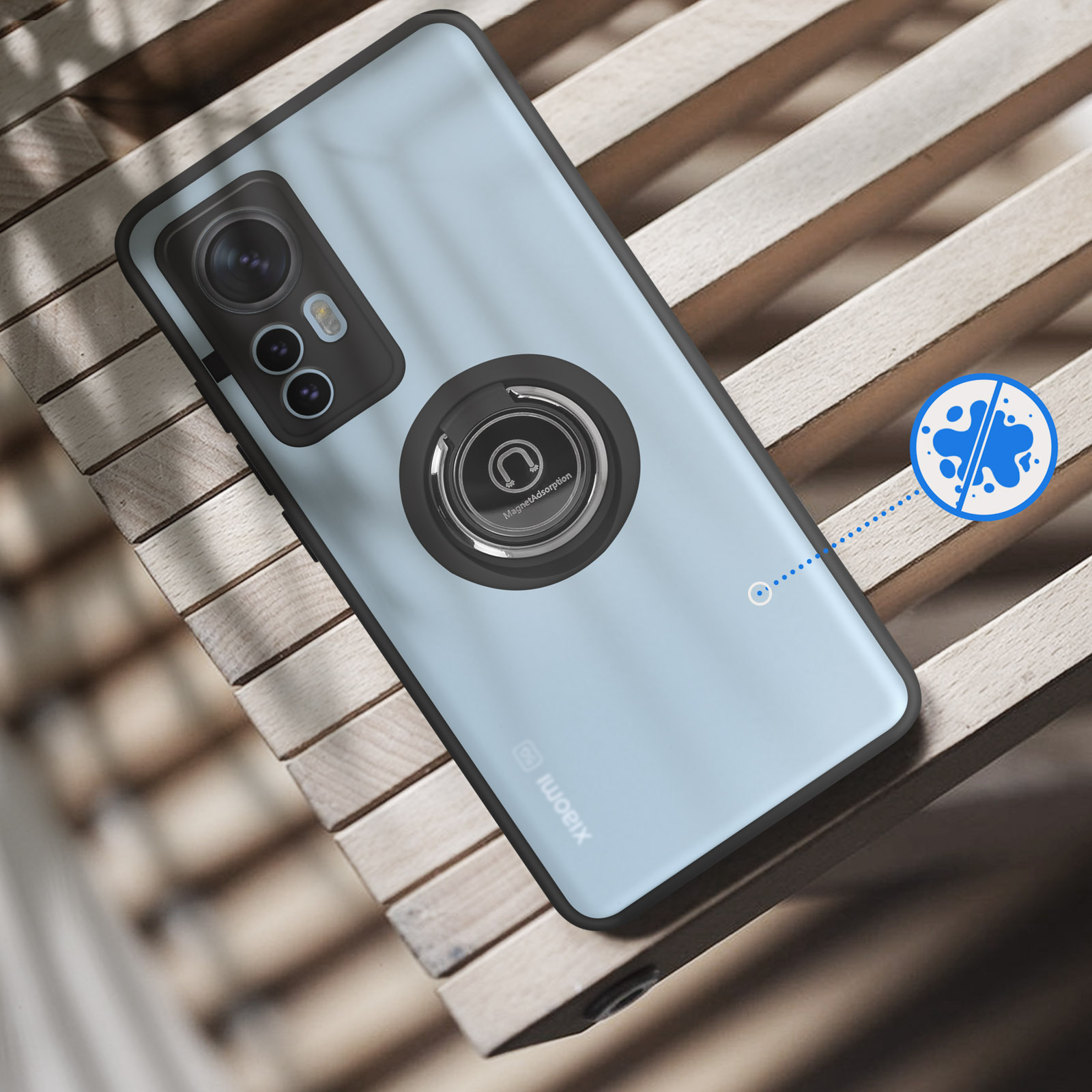 Un telefono azzurro con cornice nera su doghe di legno. Fotocamera e anello portaoggetti visibili.