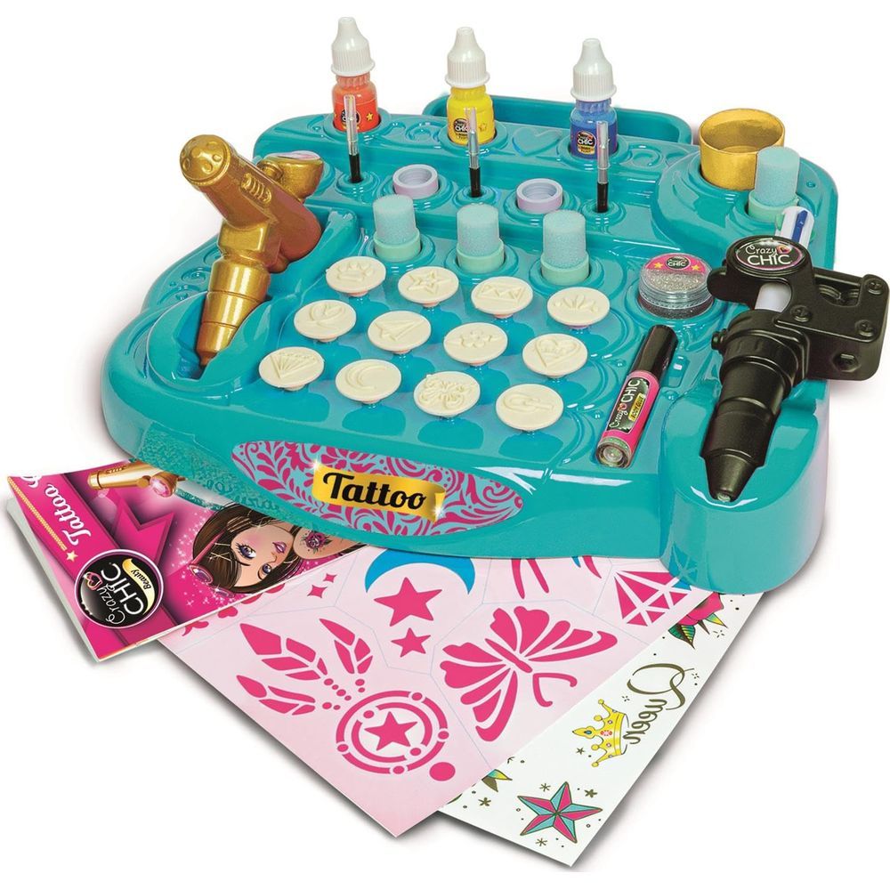 Un kit de tatuajes turquesa con sellos, pistola de tatuajes, plantillas y botellas de tinta.