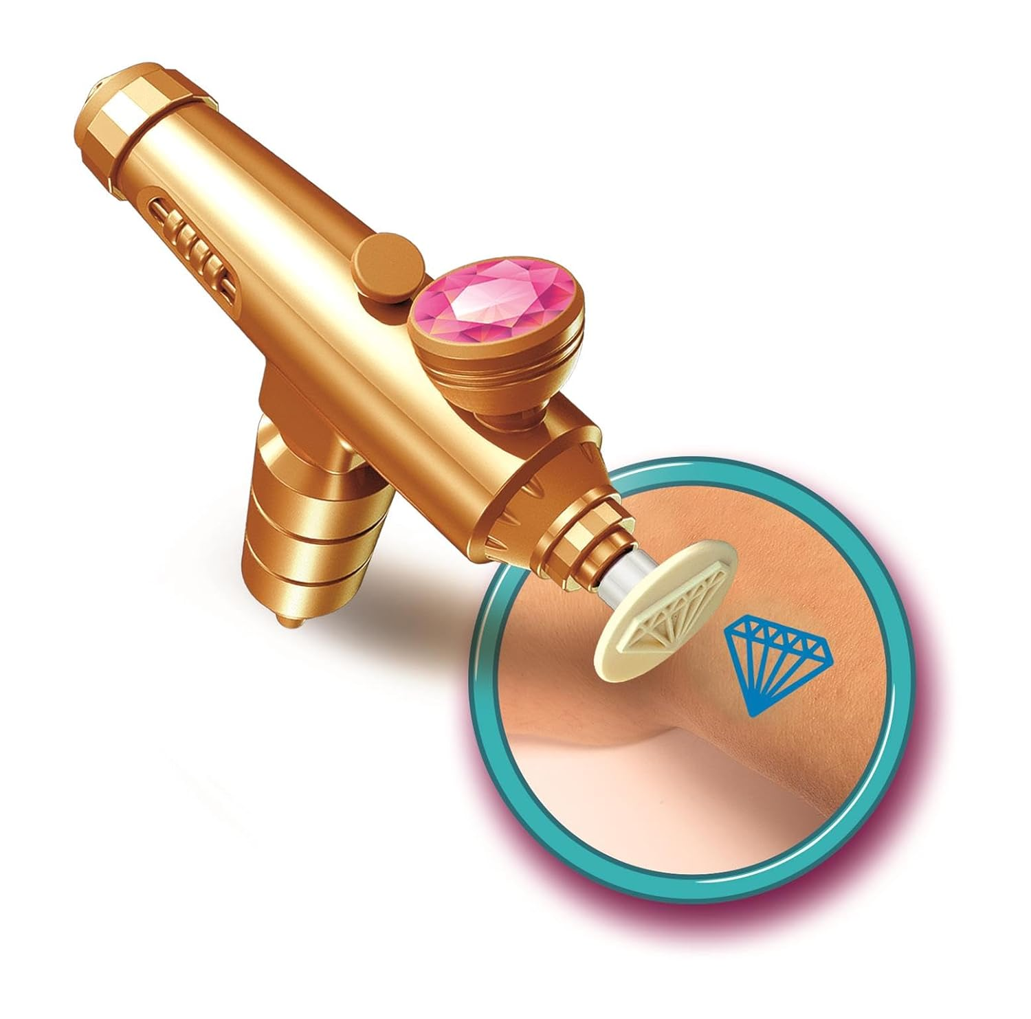 Rotulador dorado con joya rosa estampando un diamante azul en un brazo.
