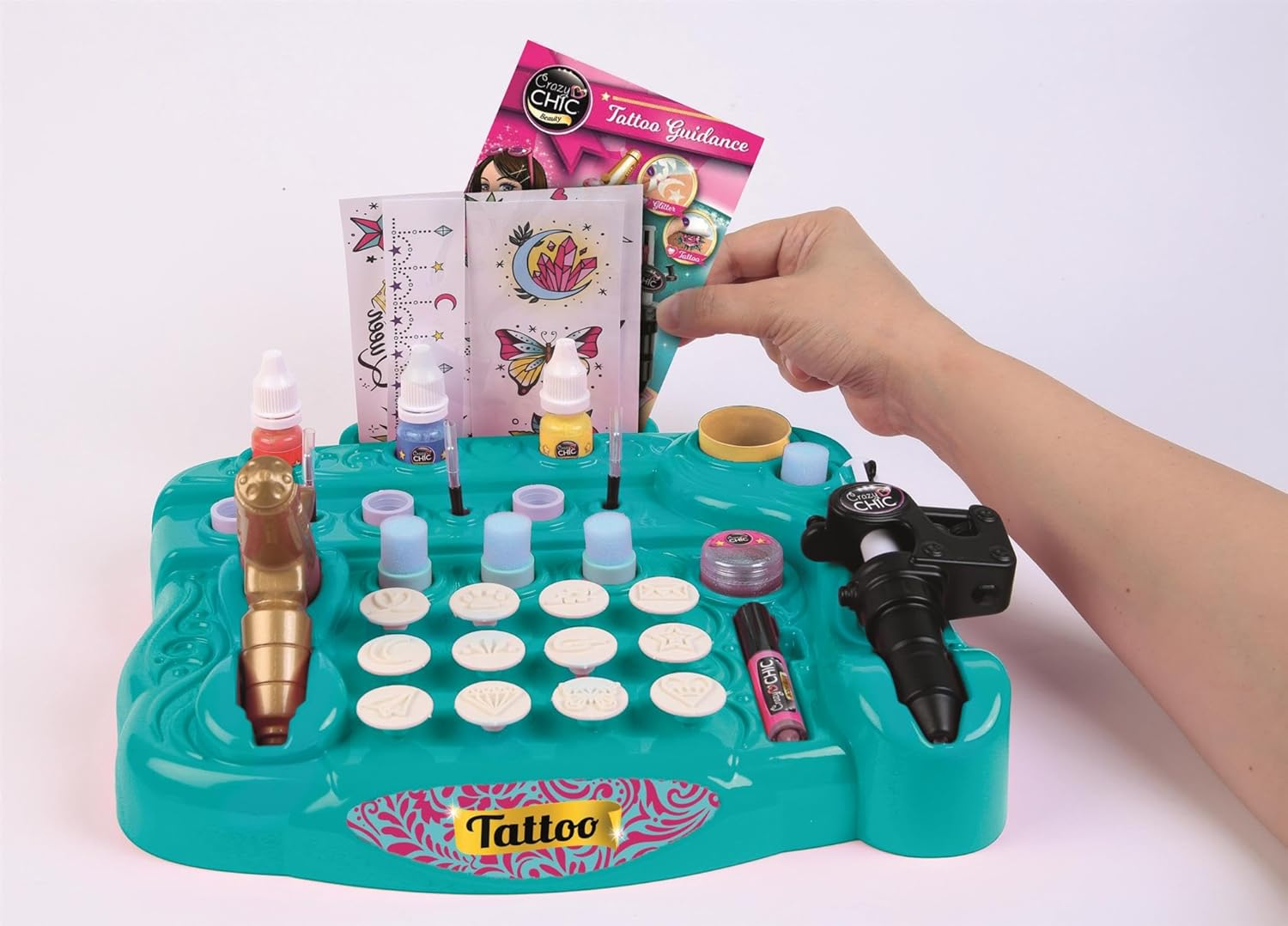 Un kit de tatuajes infantiles con pistola pulverizadora, sellos, colores y guías.