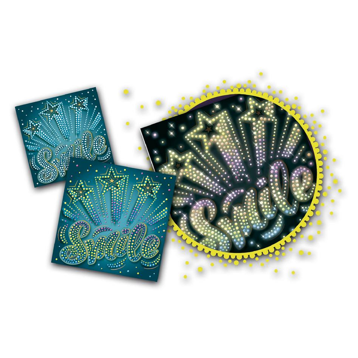 Tres letreros iluminados con estrellas y la palabra "Smile".