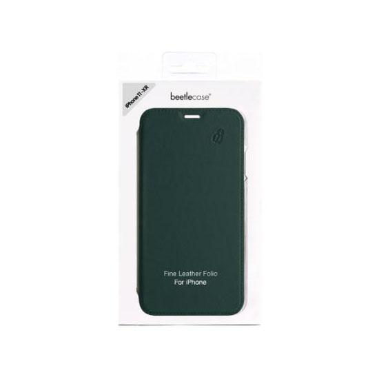 Custodia verde scuro iPhone 11 XR in confezione, con logo e testo.
