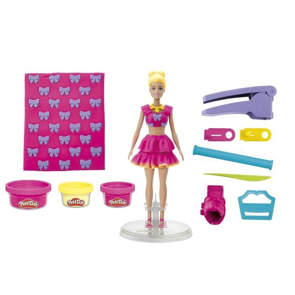 Muñeca Barbie con botes de Play-Doh, herramientas y molde de lazo sobre fondo blanco.