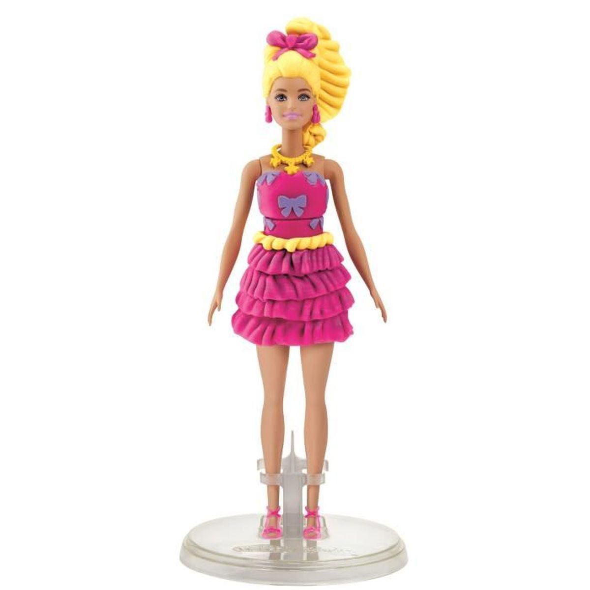 Una muñeca Barbie con pelo rubio, vestido rosa con lazos y volantes.