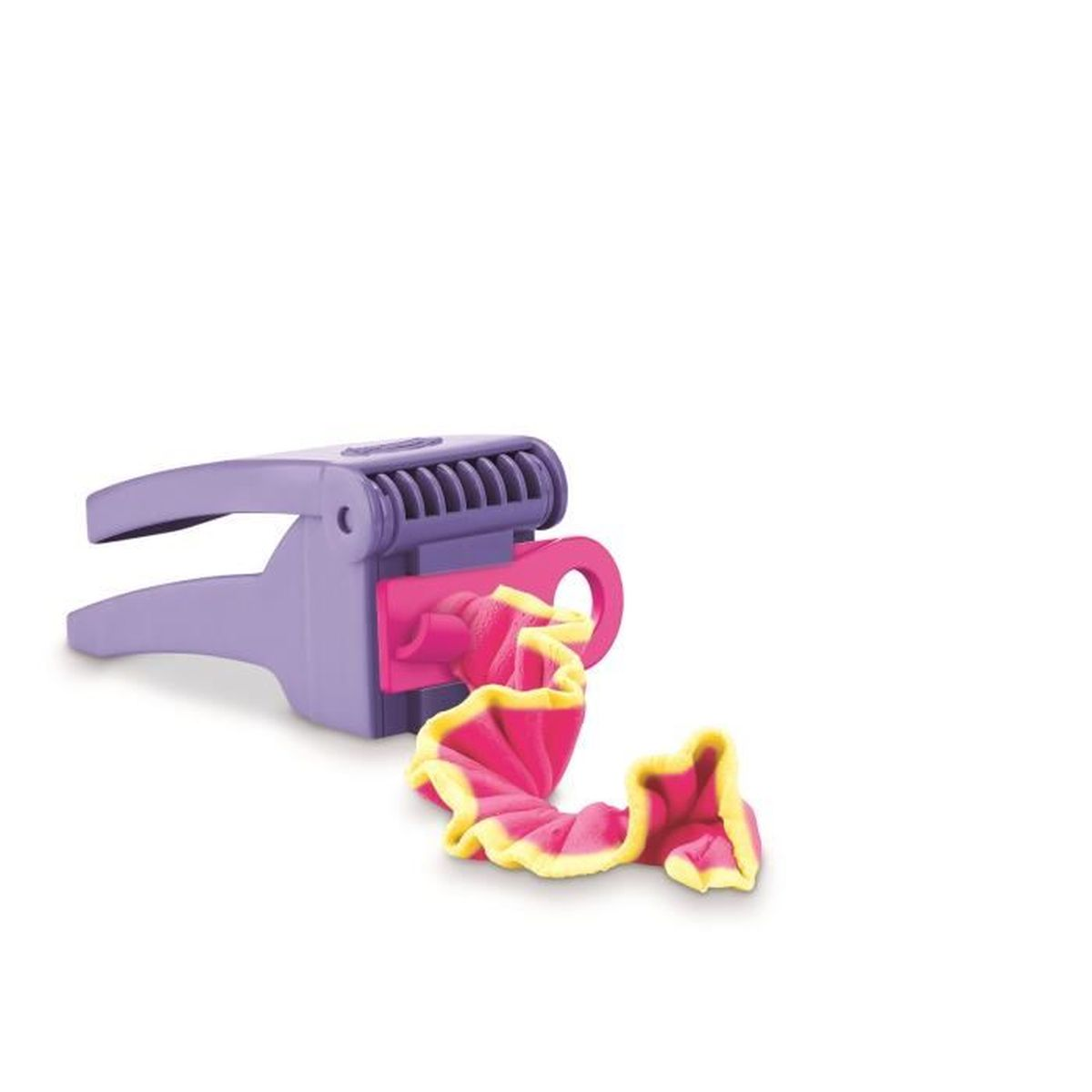 Juguete morado y rosa cortando tela en tiras.