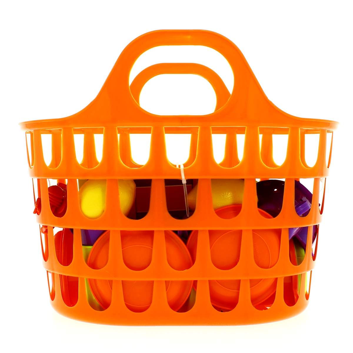 Una cesta naranja llena de juguetes, incluyendo pelotas amarillas y piezas moradas.