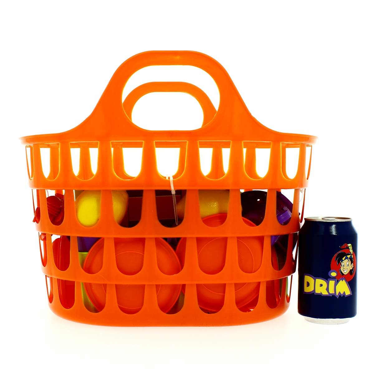 Una cesta naranja llena de juguetes y una lata azul al lado.
