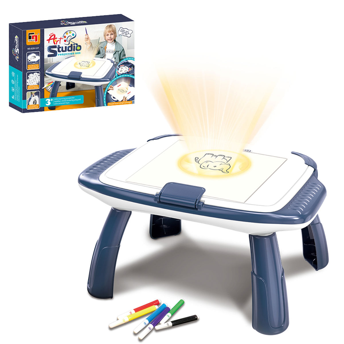 Mesa de dibujo con proyector que muestra una imagen de animal. Hay bolígrafos cerca.