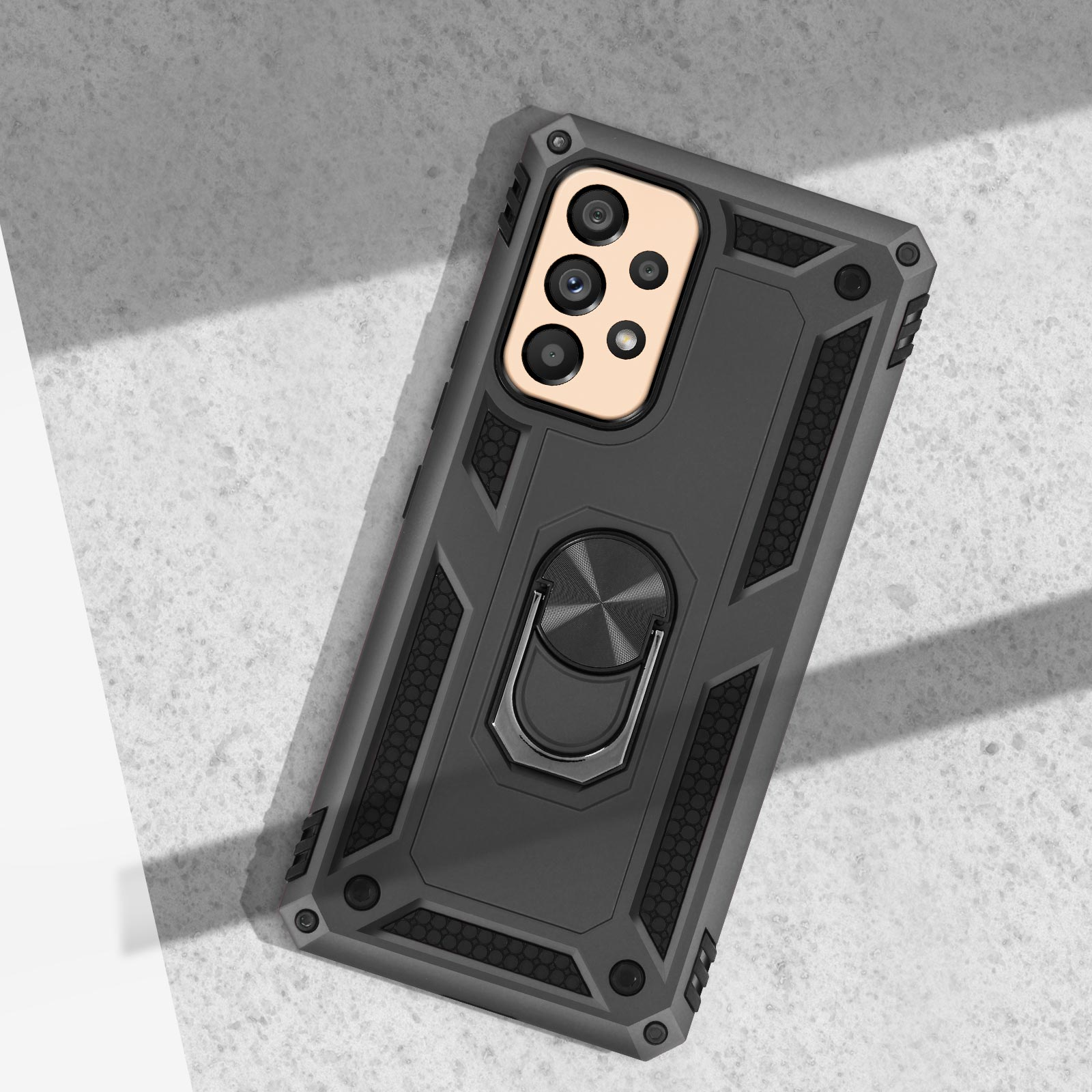 Cover grigia per telefono con anello portaoggetti e sistema di fotocamere su superficie in pietra.